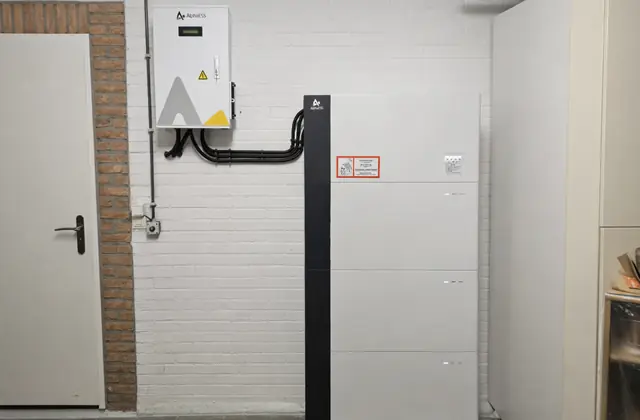 Omvormer en batterij aan de muur van een woning