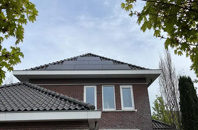 Woning met zonnepanelen op het dak