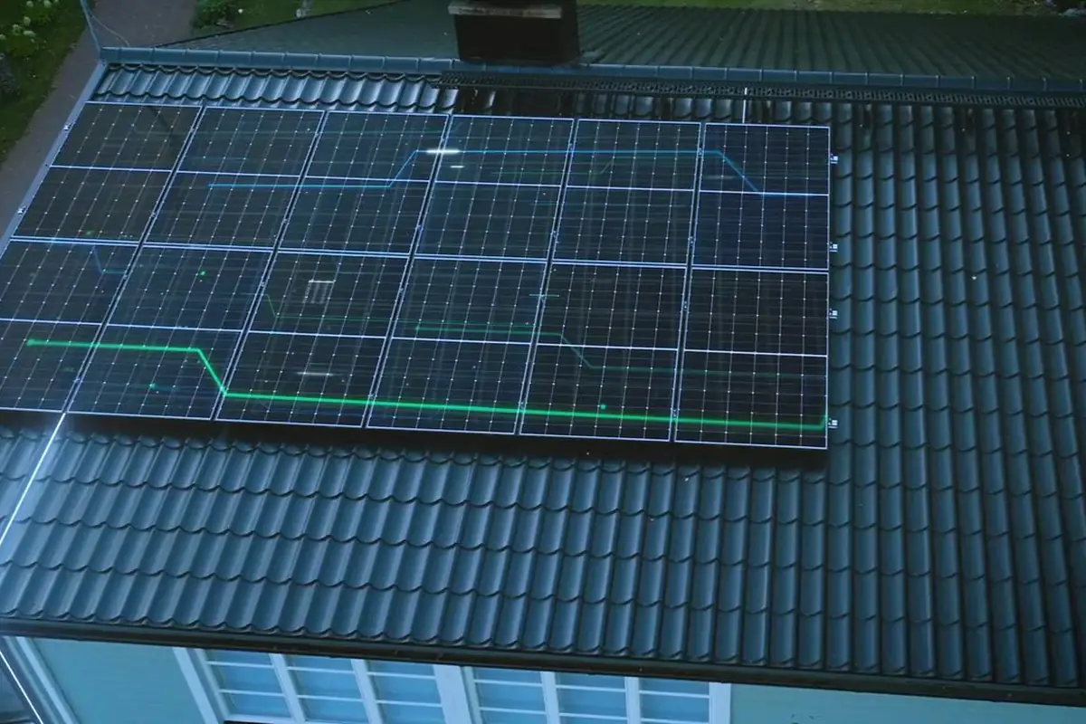 Luchtfoto van een dak met zonnepanelen en een schematisch overzicht van de opbrengst