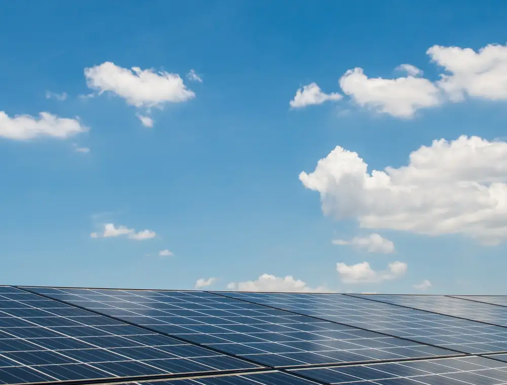 Zonnepanelen in het zonlicht onder een blauwe lucht